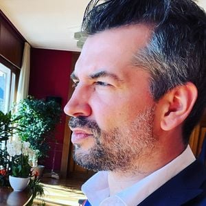 "J’ai décidé de tourner une page, de profiter des dernières années d’enfance de mes amours, de profiter de mes proches, et de me consacrer exclusivement à mon métier d’agent, de manager, et à mon agence."

Mathieu Johann pose sur Instagram