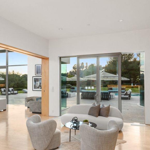 Exclusif - La nouvelle villa de Kanye West à Beverly Hills. Kanye a finalisé l'achat hors marché pour 35 millions de dollars. La propriété de style méditerranéen comprend environ 1900 m2 d'espace habitable, des jardins privés et des vues panoramiques sur la ville. Los Angeles, le 15 décembre 2024.