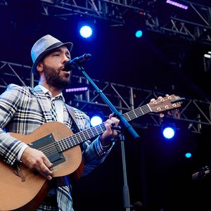 L’artiste avoue que la seule chose qui lui manque est l’effervescence musicale des grandes villes.

Charlie Winston en concert pendant le festival 'Noches del Botánico' à Madrid en Espagne, le 16 juillet 2019.