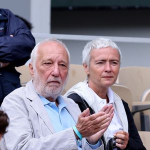 François Berléand et sa femme Alexia Stresi dans les tribunes lors des Internationaux de France de Tennis de Roland Garros 2025, à Paris, France, le 27 mai 2025. © Jacovides-Moreau/Bestimage