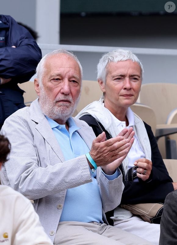 François Berléand et sa femme Alexia Stresi dans les tribunes lors des Internationaux de France de Tennis de Roland Garros 2025, à Paris, France, le 27 mai 2025. © Jacovides-Moreau/Bestimage