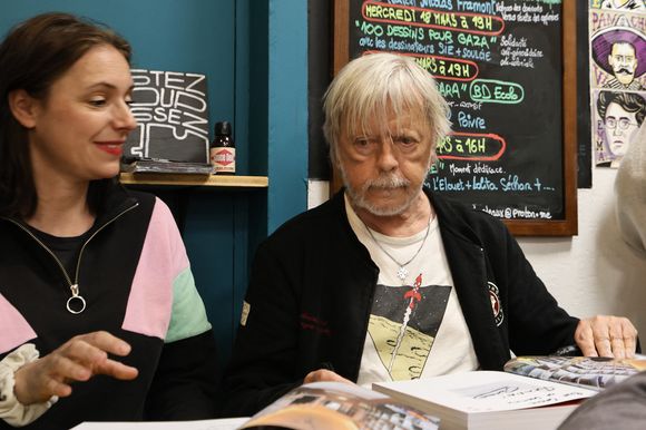 Elle a expliqué que cette décision assumée visait à respecter le confort des personnes âgées, mais aussi l'investissement des spectateurs ayant payé très cher leurs places en "carré or".

Exclusif - Le chanteur Renaud (Séchan) en dédicace à l'occasion de la sortie de "Renaud le livre" signé Erwan L'Eléouet et préfacé par sa fille Lolita Séchan, à la Libraire bordelaise Les 400 Coups de P.Poutou à Bordeaux, France, le 28 mars 2026. © Fabien Cottereau/Bestimage