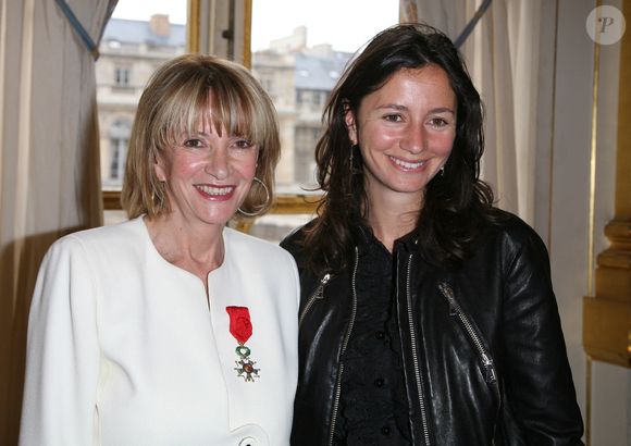 Eve Ruggieri, accompagné de sa fille Marion Ruggieri, reçoit la médaille d'officier de l'ordre national de la Légion d'honneur des mains de la ministre de la culture Christine Albanel à Paris, France, le 4 juin 2008. Photo Denis Guignebourg/Abaca