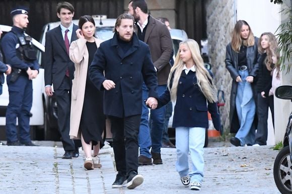 Aurélien Enthoven, Louis Sarkozy et sa femme Natali Husic enceinte, Jean Sarkozy, Giulia Sarkozy - Le clan Sarkozy à la sortie du domicile de Nicolas Sarkozy domicile parisien avant son incarcération à la prison de La Santé à Paris, France, le 21 octobre 2025.   © Bestimage