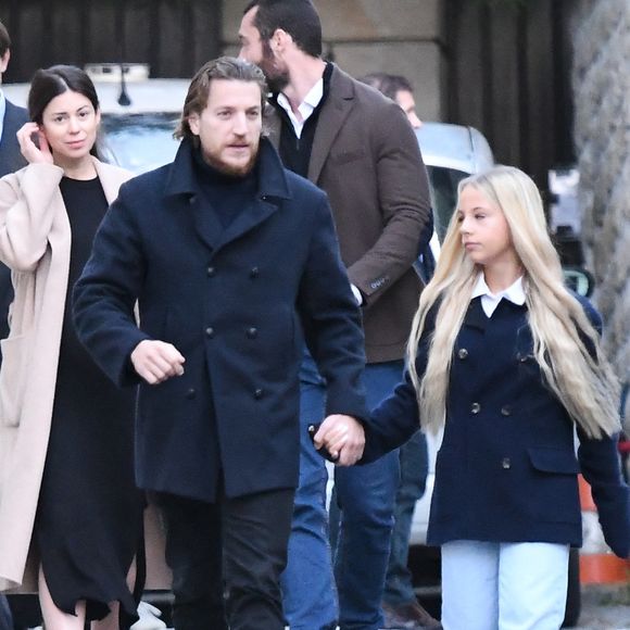 Aurélien Enthoven, Louis Sarkozy et sa femme Natali Husic enceinte, Jean Sarkozy, Giulia Sarkozy - Le clan Sarkozy à la sortie du domicile de Nicolas Sarkozy domicile parisien avant son incarcération à la prison de La Santé à Paris, France, le 21 octobre 2025.   © Bestimage