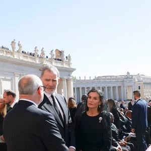 Le roi Felipe VI et la reine Letizia d’Espagne, assistent aux funérailles du pape François devant la basilique Saint Pierre à Rome, le 26 avril 2025. 
© Casa de SM El Rey / Bestimage LALO YASKY / BESTIMAGE