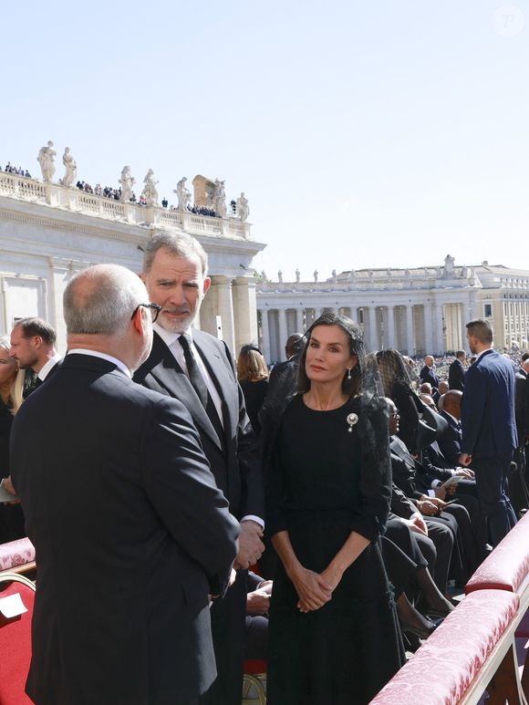 Le roi Felipe VI et la reine Letizia d’Espagne, assistent aux funérailles du pape François devant la basilique Saint Pierre à Rome, le 26 avril 2025. 
© Casa de SM El Rey / Bestimage LALO YASKY / BESTIMAGE