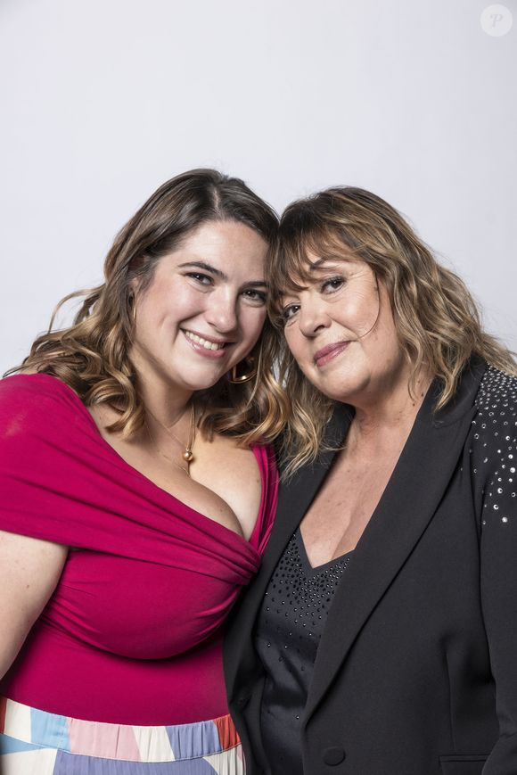 Exclusif -  Charlotte Gaccio et sa mère Michèle Bernier - Studio - Enregistrement de l'émission "La chanson secrète", présentée par N.Aliagas et diffusée le 29 décembre sur TF1
© Guillaume Gaffiot-Cyril Moreau / Bestimage