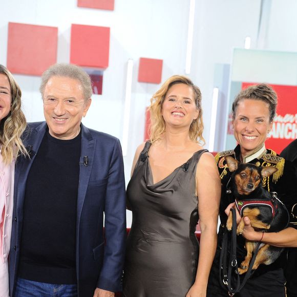 Ce dimanche 2 novembre 2025, il reçoit Elodie Poux, Majid Berhila, Philippine Delaire et Phanee de Pool.

Exclusif - Philippine Delaire, Michel Drucker, Elodie Poux, Phanee de Pool et Majid Berhila lors de l'enregistrement de l'émission "Vivement dimanche" à Paris, France, le 9 septembre 2025 et diffusée le 2 novembre 2025 sur France 3. © Guillaume Gaffiot/Bestimage