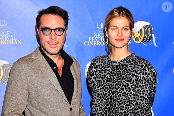 Nicolas Bedos, le président du Jury, et sa compagne Pauline Desmonts lors de la soirée de clôture de la 3eme édition du Festival Cinéroman à Nice, le 24 octobre 2021. © Bestimage / Bruno Bebert