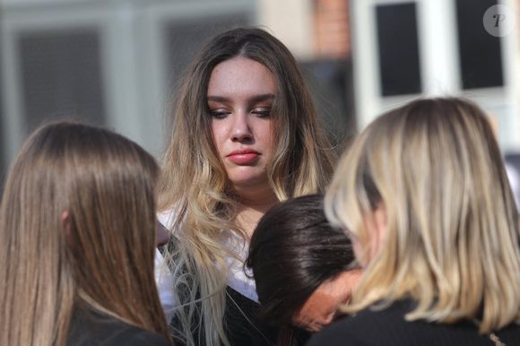 Milla Savarese, la fille unique d'E.Dequenne - 300 personnes réunies pour rendre hommage à Emilie Dequenne dans sa ville de Chièvres (Belgique), le 9 avril 2025, quelques semaines après son décès prématuré, survenu le 16 mars 2025. Une plaque commémorative a été installée dans la salle des Pas Perdus de l'hôtel de ville, renommée "Espace Émilie Dequenne". La famille de la comédienne a lancé un appel aux dons pour soutenir la lutte contre le cancer.
©Photonews / Bestimage