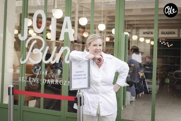 Elle privilégie la méditation, les exercices de respiration et le sport pour préserver son bien-être.

 La cheffe étoilée Hélène Darroze vient d'ouvrir un nouveau restaurant bistronomique dédiée aux burgers haut de gamme "Jòia Bun" au 16 de la rue Michodière dans le 2ème arrondissement de Paris, France, le 16 mars 2023. 
© Jack Tribeca/Bestimage