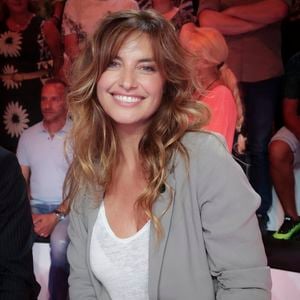 "Nous avons tout créé dans notre nouveau nid près de Nice, après notre déménagement du Var. J’ai tout le temps les mains dans la terre dans notre jardin, et j’aime aussi faire des câlins aux arbres !".

Exclusif - Laetitia Milot - Emission "Tout beau, tout n9uf" présentée par C. Hanouna sur W9 à Paris le 8 septembre 2025. © Jack Tribeca / Bestimage