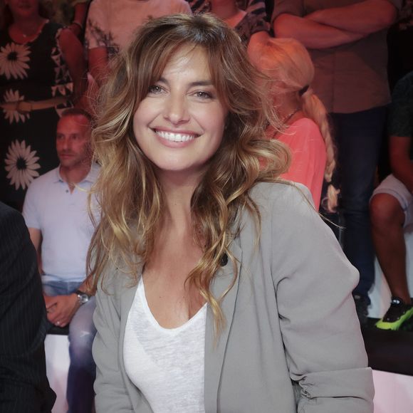 "Nous avons tout créé dans notre nouveau nid près de Nice, après notre déménagement du Var. J’ai tout le temps les mains dans la terre dans notre jardin, et j’aime aussi faire des câlins aux arbres !".

Exclusif - Laetitia Milot - Emission "Tout beau, tout n9uf" présentée par C. Hanouna sur W9 à Paris le 8 septembre 2025. © Jack Tribeca / Bestimage