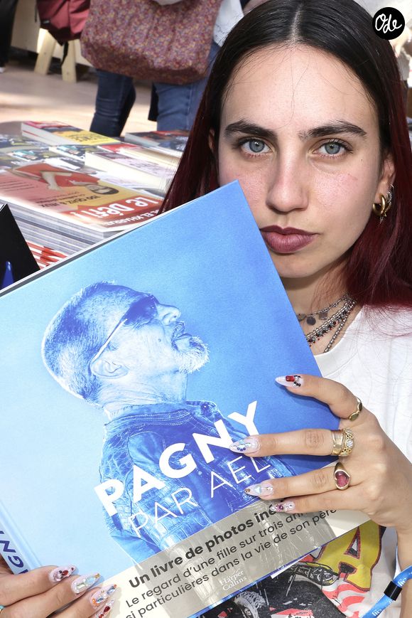 Aël Pagny a publié un livre avec des photos inédites de son père en 2024.

Aël Pagny  ( fille de Florent Pagny ) - Festival du Livre de Paris 2025 au Grand Palais à Paris le 11 avril 2025.
© Cédric Perrin / Bestimage