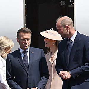 Le prince William, prince de Galles, et Catherine (Kate) Middleton, princesse de Galles, accueillent le couple présidentiel français le président Emmanuel Macron et sa femme la Première Dame Brigitte Macron à l'aéroport Station RAF de Northolt, à Ruislip, Royaume Uni, le 8 juillet 2025. À l'invitation de Leurs Majestés le roi et la reined'Angleterre, le président français et Madame la Première effectueront une visite d'État au Royaume-Uni du 8 au 10 juillet 2025. © Jeanne Accorsini/Pool/Bestimage