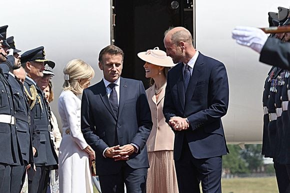 Le prince William, prince de Galles, et Catherine (Kate) Middleton, princesse de Galles, accueillent le couple présidentiel français le président Emmanuel Macron et sa femme la Première Dame Brigitte Macron à l'aéroport Station RAF de Northolt, à Ruislip, Royaume Uni, le 8 juillet 2025. À l'invitation de Leurs Majestés le roi et la reined'Angleterre, le président français et Madame la Première effectueront une visite d'État au Royaume-Uni du 8 au 10 juillet 2025. © Jeanne Accorsini/Pool/Bestimage