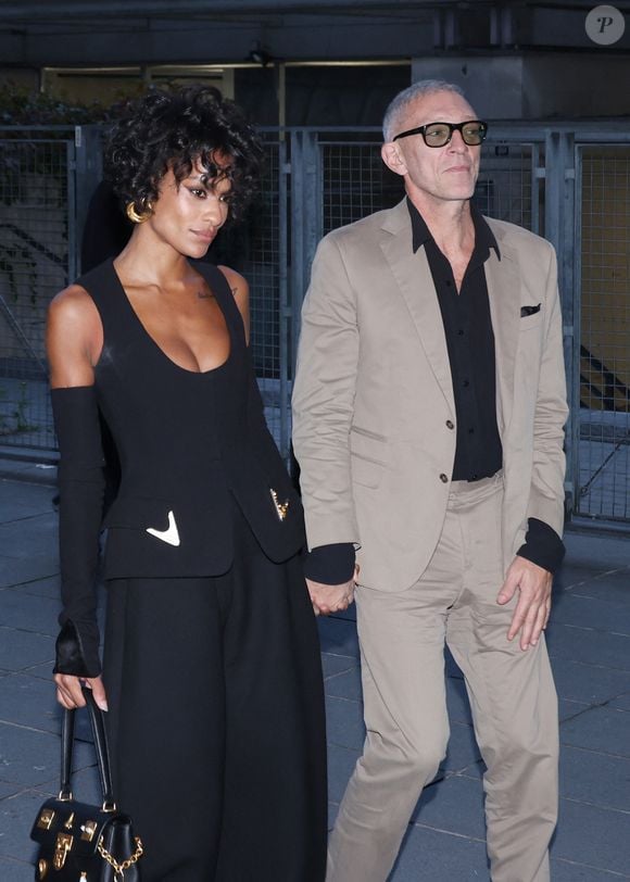 Vincent Cassel et Narah Baptista au défilé Schiaparelli Collection Femme Prêt-à-Porter Printemps/Eté 2026 lors de la Fashion Week à Paris. 

Photo : Denis Guignebourg / Bestimage