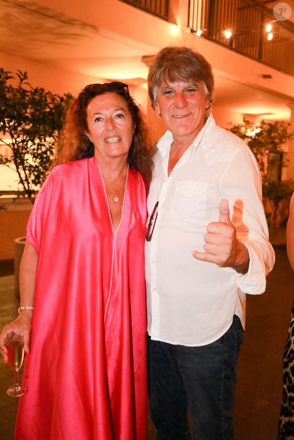L’humoriste Tex et son épouse se sont joints à la fête, tout comme le prince Mubarak Al Sabah du Koweït.

Tex avec sa femme Béatrice lors de la fête d'anniversaire de M.Gargia (85 ans)  à l'Hôtel de Paris à Saint-Tropez le 20 août 2025.

© Franz Chavaroche / Bestimage