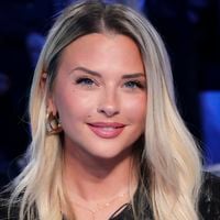 Kelly Vedovelli craque pour un jean ultra-extensible et des talons hauts pour son premier look post-partum