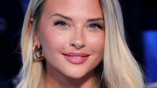 Kelly Vedovelli craque pour un jean ultra-extensible et des talons hauts pour son premier look post-partum