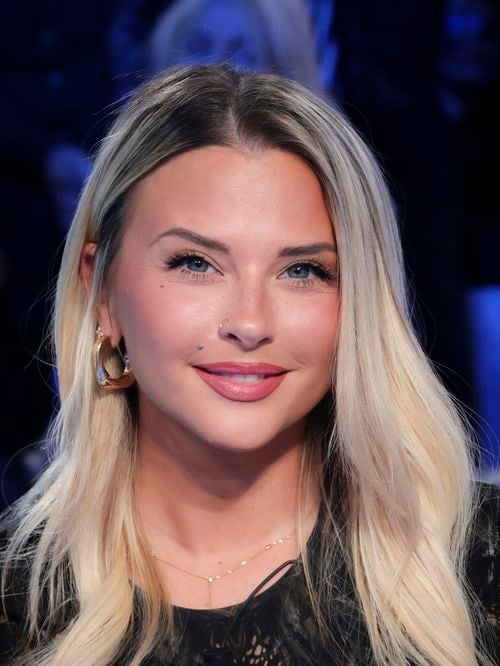 Kelly Vedovelli craque pour un jean ultra-extensible et des talons hauts pour son premier look post-partum