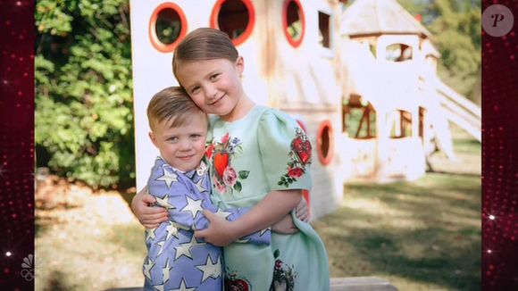 Ensemble, ils ont eux deux enfants baptisés Remington et River Rose

Kelly Clarkson est émue aux larmes en évoquant son premier Noël en solo après son divorce dans son émission sur NBC en 2022.
Crédit : Backgrid UK/ Bestimage