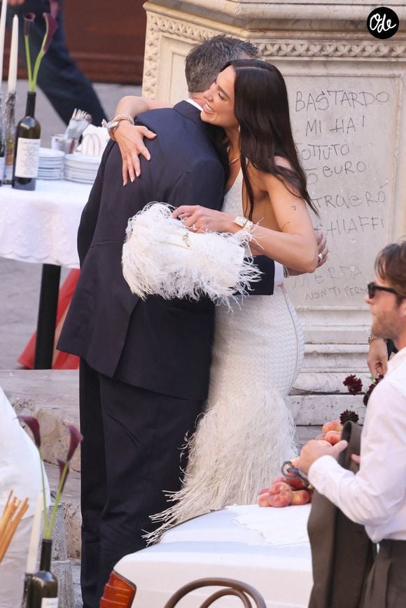 La chanteuse Dua Lipa et l'acteur Callum Turner ont été photographiés avant leur fête de mariage sur la Piazza Croce Dei Vespri à Palerme, en Italie, le 5 juin 2026. Photo : Snapix/ABACAPRESS.COM