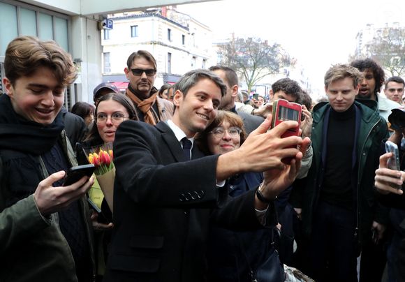 L'ancien premier ministre Gabriel Attal dans le cadre d'une tournée des regions rencontre les commercants et des habitants de Bordeaux sur le marché des Capucins en compagnie de Thomas Cazenave ancien ministre aux comptes publics, député et homme politique local, le 14 fevrier 2025 à Bordeaux, France. © Patrick Bernard/ Bestimage