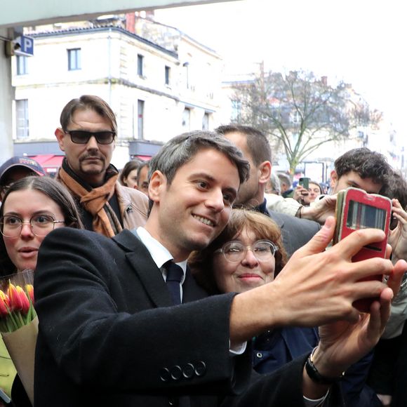 L'ancien premier ministre Gabriel Attal dans le cadre d'une tournée des regions rencontre les commercants et des habitants de Bordeaux sur le marché des Capucins en compagnie de Thomas Cazenave ancien ministre aux comptes publics, député et homme politique local, le 14 fevrier 2025 à Bordeaux, France. © Patrick Bernard/ Bestimage