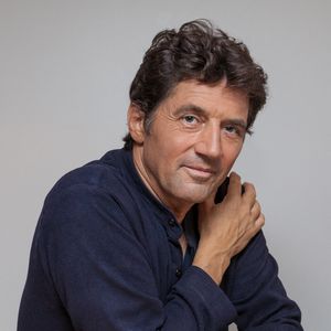 "J’ai lancé mon entreprise de coaching - formation la même année que mon arrivée sur la série Cordier, Juge et flic…" nous explique l'acteur hyperactif.

Portrait du chanteur Bruno Madinier, lors de l'enregistrement de l'émission de France 3 Les Grands Du Rire à Paris, France le 27 Août 2015. Photo par Maxime Reynaud/APS-Medias/ABACAPRESS.COM