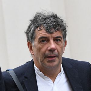 Stéphane Plaza prend la parole lors d'une conférence de presse.

Exclusif - Stéphane Plaza arrive à la Maison de la Chimie à Paris avec ses avocats pour donner une conférence de presse.