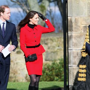 Photo d'archives du 25/02/11 du Prince William et Kate Middleton (aujourd'hui Prince et Princesse de Galles) regardant Sir Menzies Campbell à leur arrivée dans le Quadrangle lors d'une visite à l'Université de St Andrews, où ils se sont rencontrés pour la première fois. 

David Cheskin/PA Wire : David Cheskin/PA Wire