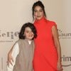 "Oh mon amour", s'exclame Leïla Bekhti en découvrant ce petit garçon qui vient d'apparaître sur les sièges arrière.

Naim Naji et Leila Bekhti - Avant-première du film "Ma Mère, Dieu et Sylvie Vartan" au cinéma Pathé Palace à Paris le 17 mars 2025. © Coadic Guirec/Bestimage