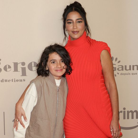 "Oh mon amour", s'exclame Leïla Bekhti en découvrant ce petit garçon qui vient d'apparaître sur les sièges arrière.

Naim Naji et Leila Bekhti - Avant-première du film "Ma Mère, Dieu et Sylvie Vartan" au cinéma Pathé Palace à Paris le 17 mars 2025. © Coadic Guirec/Bestimage