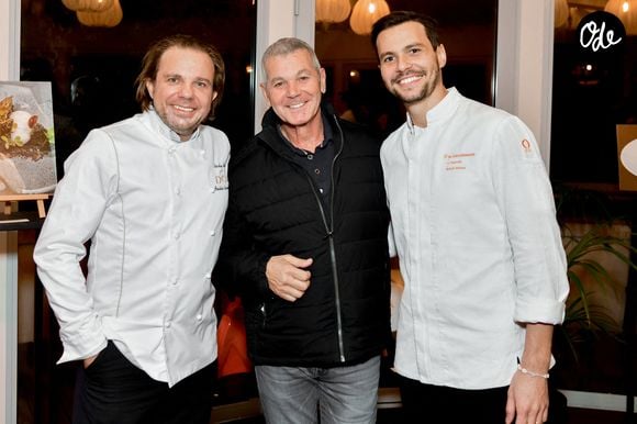 Malgré les difficultés, le chef étoilé refuse d'abandonner : "L'histoire d'À la Source n'est pas terminée", déclare-t-il dans "Le Parisien".

Les chefs Nicolas Sale et Mickaël Meziane en compagnie de son père lors du lancement du livre *Art Sens*, de la sculptrice Sylvie Malys, au Rooftop Montmartre, le 15 novembre 2021 à Paris, en France. 

Photo de Jana Call me J/ABACAPRESS.COM