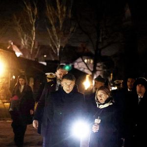Le président Emmanuel Macron et sa femme Brigitte Macron ont visité le pavillon français. Commémorations du 80ème anniversaire de la libération du camp de concentration et d'extermination nazi d'Auschwitz-Birkenau par l'Armée rouge à Oswiecim en Pologne le 27 janvier 2025.

© Dominique Jacovides / Bestimage