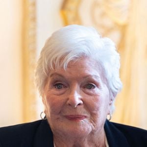 Portrait en gros plan de Line Renaud lors de la réception au Ministère de la Culture, Line Renaud a remis au Ministre la lettre par laquelle elle faisait don de ses archives à l'Etat. Certaines pièces ont été exposées dans des vitrines pour l'occasion à Paris, France, le 12 mai 2025. Photo par Alexis Jumeau/ABACAPRESS.COM