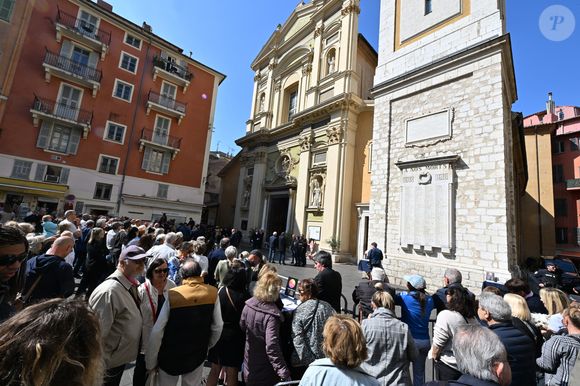 des centaines de personnes de tous âges ont fait le déplacement pour cet ultime hommage en se rassemblant sur la petite place Rossetti, et tous n’ont pas pu entrer dans la cathédrale. 

Obsèques de Loana Petrucciani en la cathédrale Sainte-Réparate à Nice le 10 avril 2026. L'ancienne star de téléréalité a été retrouvée morte dans son appartement niçois par les autorités, le 25 mars dernier. © Bruno Bebert/Bestimage