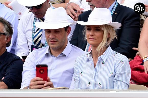 Elodie Gossuin et son mari Bertrand Lacherie dans les tribunes lors des internationaux de tennis de Roland Garros à Paris, le 4 juin 2019. 

© Jean-Baptiste Autissier/Panoramic/Bestimage