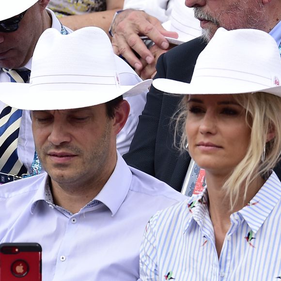 Elodie Gossuin et son mari Bertrand Lacherie dans les tribunes lors des internationaux de tennis de Roland Garros à Paris, le 4 juin 2019. 

© Jean-Baptiste Autissier/Panoramic/Bestimage