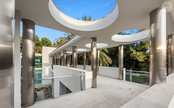 L'une des caractéristiques les plus originales de la propriété est sans doute sa résidence d'invités à plusieurs niveaux et son "pavillon de divertissement".

Exclusif - La nouvelle villa de Kanye West à Beverly Hills. Kanye a finalisé l'achat hors marché pour 35 millions de dollars. La propriété de style méditerranéen comprend environ 1900 m2 d'espace habitable, des jardins privés et des vues panoramiques sur la ville. Los Angeles, le 15 décembre 2024.