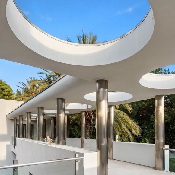L'une des caractéristiques les plus originales de la propriété est sans doute sa résidence d'invités à plusieurs niveaux et son "pavillon de divertissement".

Exclusif - La nouvelle villa de Kanye West à Beverly Hills. Kanye a finalisé l'achat hors marché pour 35 millions de dollars. La propriété de style méditerranéen comprend environ 1900 m2 d'espace habitable, des jardins privés et des vues panoramiques sur la ville. Los Angeles, le 15 décembre 2024.