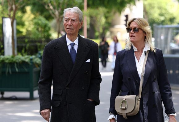 Jean-Claude Narcy et sa compagne Alice Bertheaume assistent à la cérémonie d'enterrement de Daniel Bilalian à l'église Saint-Pierre de Neuilly-sur-Seine, près de Paris, le 22 mai 2025. Photo par Raphael Lafargue/ABACAPRESS.COM