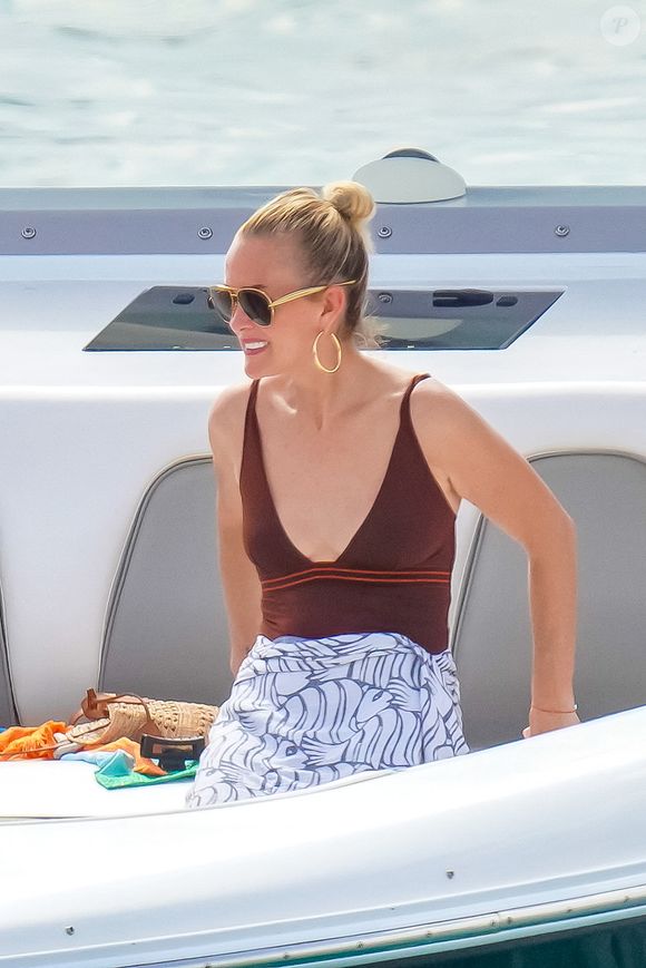 Exclusif - Laeticia Hallyday sous le soleil éclatant de la baie des Canoubiers, le 15 juin 2025.

Photo : Agence / Bestimage