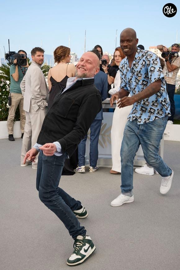 Jean-Pascal Zadi et François Damiens - Photocall du film "Le Procès du Chien" lors du 77ème Festival International du Film de Cannes le 19 mai 2024. © Jacovides / Moreau / Bestimage