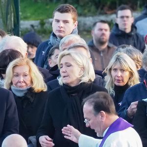 Marine Le Pen fait le signe de croix devant le cercueil de son père - Le clan Le Pen se rend au cimetière de la Trinité-sur-Mer après les obsèques de Jean-Marie Le Pen en l'église Saint-Joseph le 11 janvier 2025.