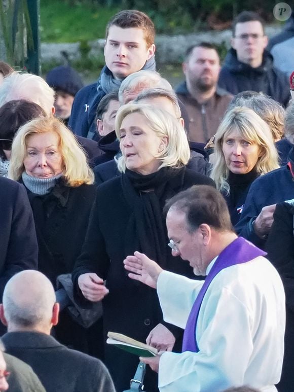 Marine Le Pen fait le signe de croix devant le cercueil de son père - Le clan Le Pen se rend au cimetière de la Trinité-sur-Mer après les obsèques de Jean-Marie Le Pen en l'église Saint-Joseph le 11 janvier 2025.