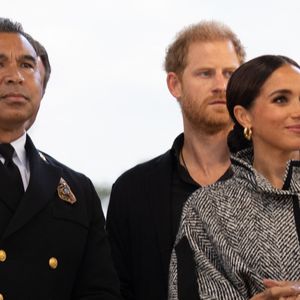 Le prince Harry, duc de Sussex et Meghan Markle, duchesse de Sussex, remettent un prix honorifique à Kevin Costner lors de son gala de charité One805 Live, organisé sur son terrain de polo à Summerland près de Santa Barbara, le 22 septembre 2023. Avec une participation de 10.000 dollars minimum par table, l'élite du comté de Ventura s'est déplacée pour venir en aide aux premiers intervenants dans tout le comté. Au cours de la soirée, marquée par un concert du groupe Maroon 5, de nombreux invités de marque tels que O.Winfrey étaient présents. Zuma Press / Bestimage