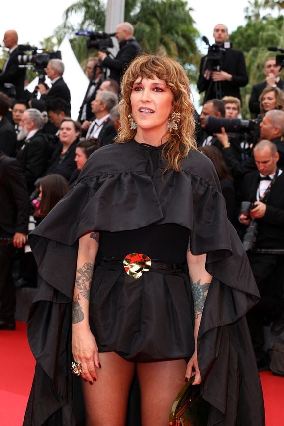 L’animatrice a posé devant les photographes dans une jupe noire à froufrous.

Daphné Bürki - Montée des marches du film « Partir un jour » pour la cérémonie d’ouverture du 78ème Festival International du Film de Cannes, au Palais des Festivals à Cannes. Le 13 mai 2025
© Jacovides-Moreau / Bestimage